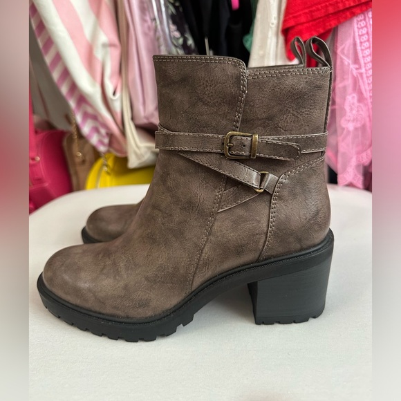 Frye and Co. Brush Gray Ankle Boot Size 6 - Picture 3 of 8